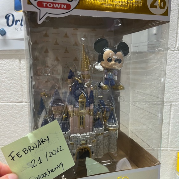 Funko pop Disney 50th Anniversary Castle and Mickey - Picture 2 of 4